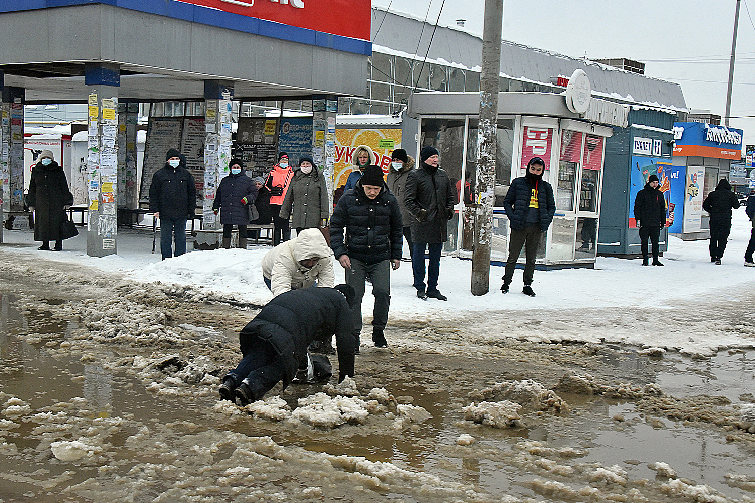 В Екатеринбурге потоп: холодной водой затопило улицу Пехотинцев -  «Уральский рабочий»